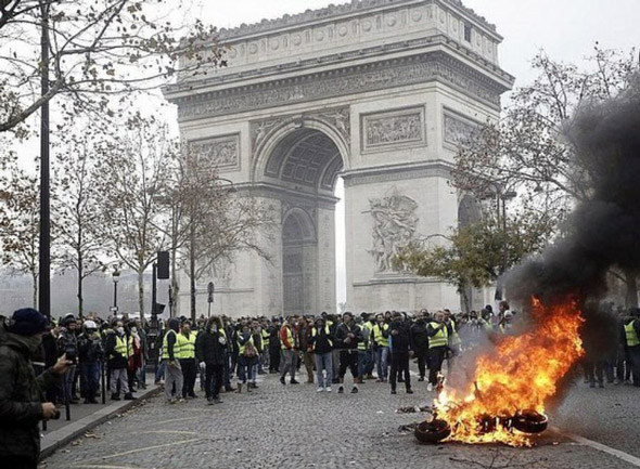 kjcowardly macron hides palace france riots 991218