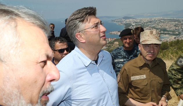 premijer andrej plenkovic s pratnjom obisao vatrogasce na pozaristu iznad podstrane 021b136cd567f1bd20ff14e2f34b4560 view article